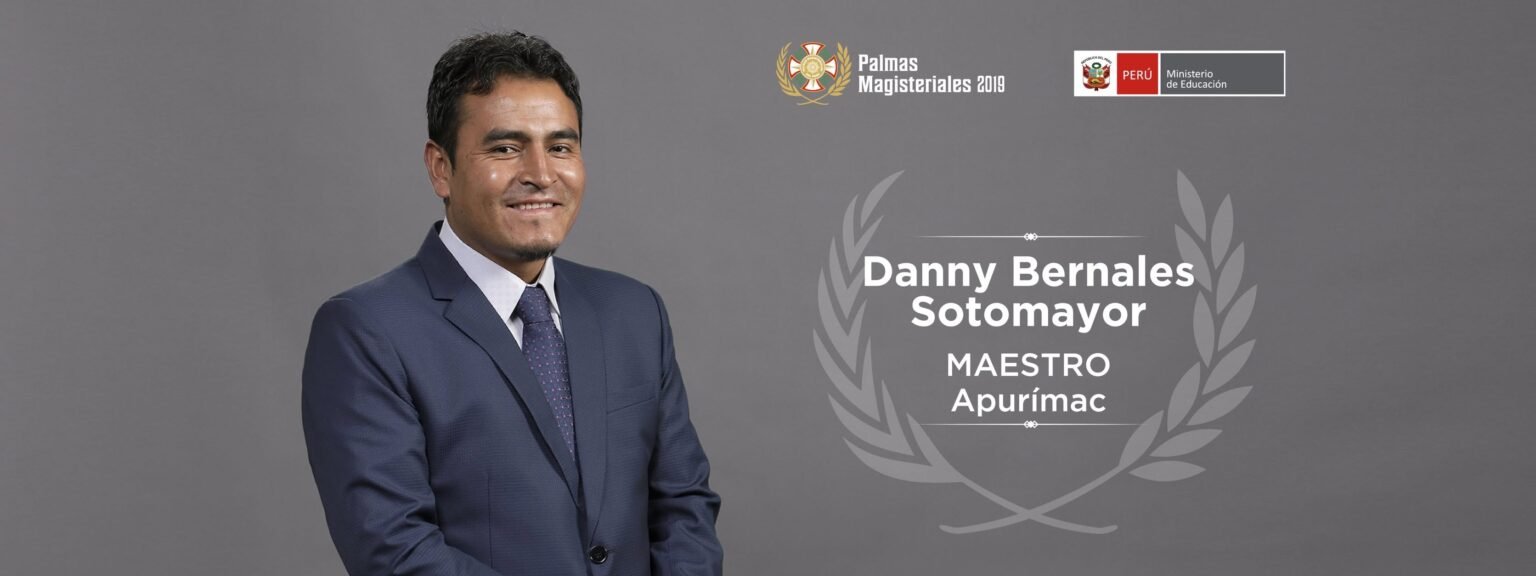Danny Bernales junto a docentes en una experiencia educativa