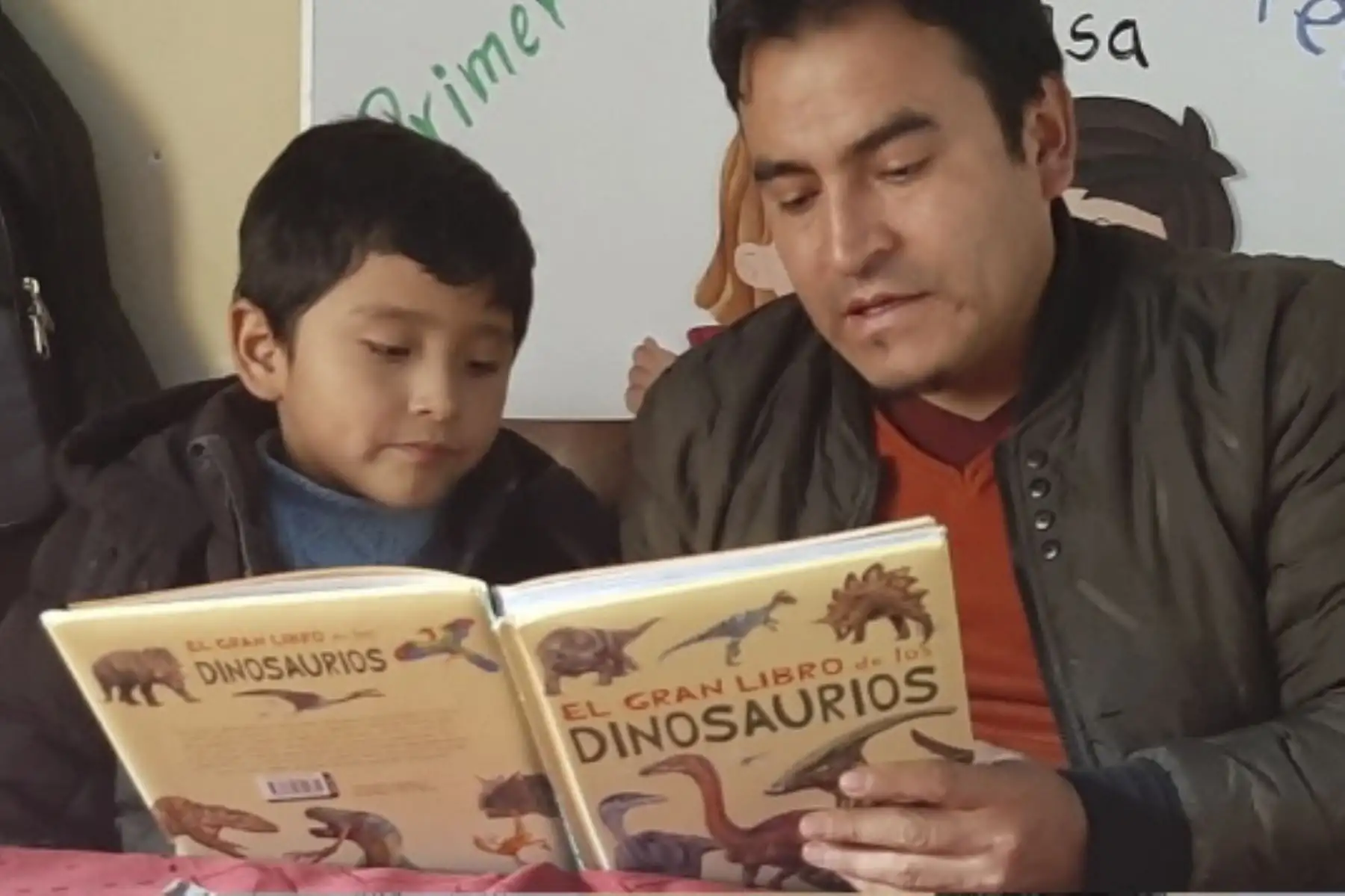 Danny Bernales promoviendo la lectura durante la educación a distancia en Apurímac