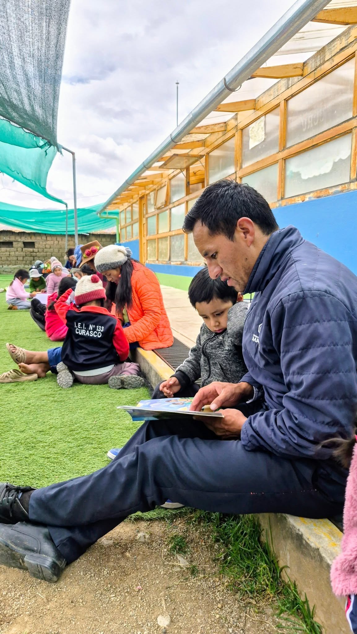 La participación de los padres acompaña el encuentro de los niños con los libros.