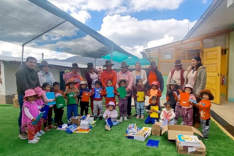 Comunidad educativa participando en actividades de lectura
